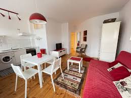 Viele entscheiden sich dazu eine wohnung in berlin charlottenburg zu kaufen, weil charlottenburg eines der angesehensten viertel von berlin ist. Leerstehende 2 Zimmer Wohnung Mit Balkon In Berlin Charlottenburg M2square Immobilienagentur