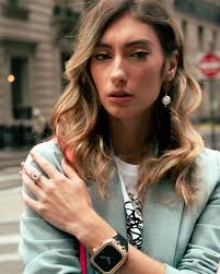 マドリードを拠点とするファッション＆アート写真誌 ELLAS SpainにHUMBLE RICHが掲載されました。 @ellasmag  Photographer: Alice Cipriano @alicecips Talent/Model: Emily Gula @emilyagul  #ellas #humblerich #applewatch #applewatchcase #applewatchband ...