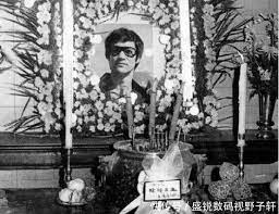 李小龙葬礼上，香港街头秩序陷入一片混乱，只为见他最后一面- 快资讯