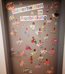 Herzlich Willkommen Bei Den Superheldeninausbildung Zweiteklasse Grundschule Superh Klassenzimmer Gestalten Grundschule Grundschule Klassenzimmer Gestalten