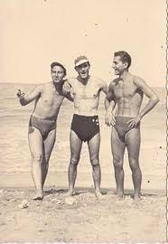 In questo caso i costumi da bagno devono avere la capacità di distogliere lo sguardo dalle spalle.sono la zona più in vista del corpo e quindi dobbiamo ricreare volumi e proporzioni a livello dei fianchi! Costume Da Bagno Wikipedia
