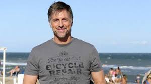 He was born in 1960s, in generation x. Horacio Cabak Le Saque Provecho A Laburar De Fachero Diarioshow El Portal De Espectaculo