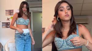 Giulia Stabile in total denim con la bralette di strass (e i boxer in vista)