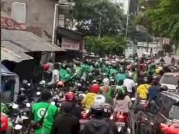 Forum syair sd opesia, forum syair sd selasa 30 april 2019, hallo sahabat opesia yang berbahagia. Motor Yang Tercebur Ke Kali Pasca Bentrok Ojol Vs Meta Elang Di Jakpus Dievakuasi Polisi Indozone Id