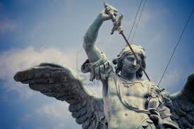 Statua, monumento, vista panoramica, luogo interessante. Particolare Della Statua Di San Michele Sulla Cima Di Castel Sant Angelo A Roma San Michele Statue Angeli