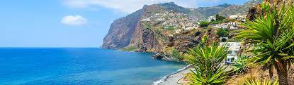 Portugals insel madeira wird als blumeninsel beworben, was sich in dem milden klima und den üppigen blüten der vegetation begründet. Madeira Urlaub Die Blumeninsel Im Atlantik Berge Meer