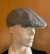Gorra gris desgastada