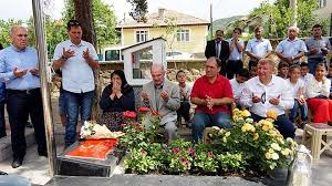 Batman'ın kozluk ilçesinde 9 haziran 2016'da, pkk'lı teröristlerin açtığı ateşle, bulunduğu araçta şehit olan müzik öğretmeni şenay aybüke yalçın'ın ölümünün 3'üncü yılında, memleketi çorum'un osmancık ilçesindeki mezarı başında, anma düzenlendi. Sehit Ogretmen Aybuke Yalcin Mezari Basinda Anildi Ntv