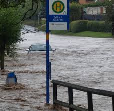 Das unwetter in deutschland hat für hochwasser im westen des landes gesorgt. Bayern Uberschwemmungen In Franken Braune Wassermassen Umspulen Autos Welt
