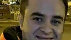 Rinviato a giudizio il ventenne che provocò il tragico incidente costato la vita a domenico l'uomo, 42 anni, è morto tragicamente questa mattina. Cordoglio E Scuse Per La Morte Del Sottufficiale Visalli Il Cognato Ma La Famiglia E Rimasta Sola