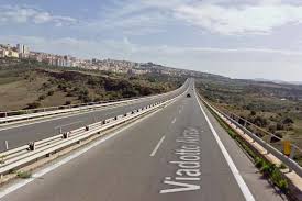 Il ponte morandi di agrigento è chiuso da mille giorni.era il 16 marzo del 2017 quando l'anas decise di interdire il passaggio delle auto, dopo la diffusione da parte di mareamico di immagini che ritraevano alcuni piloni fortemente ammalorati. Il Ponte Morandi Di Agrigento Non Verra Abbattuto Ma Ristrutturato Tele Radio Sciacca
