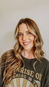 Ashley Crandall's Instagram, Twitter & Facebook