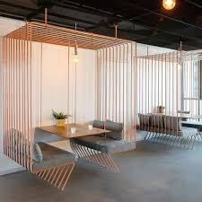 Kursi di dalam kantor bisa digunakan baik di area yang bersifat publik seperti tempat duduk khusus tamu atau dipakai bekerja. Jasa Desain Interior Kantor Kreatif Elegan Anti Membosankan