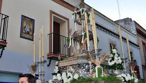 Este piso está pendiente de la descal. El Corpus De Alcala De Guadaira Procesiona Con Cuatro Pasos