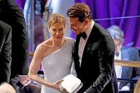 While it was renee zellweger's night to shine, she and bradley cooper shared a sweet moment together at sunday's 92nd annual oscars, when they ran into one another inside the dolby theater in hollywood. Oscars 2020 Renee Zellweger Trifft Auf Ex Freund Bradley Cooper Gala De