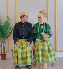 Lelaki = baju melayu cekak musang, kain samping ikatan perak, bengkung dan kepala berhias.justar sering (hiasan kepala yang dipakai di hari perkahwinan). 34 Pakaian Adat Provinsi Indonesia Beserta Gambarnya