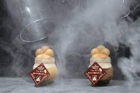 ザ チョーヤ 銀座BAR“煙で見えない？”梅スイーツ「至極の薫製梅ぷりん」その場でプリンをスモーク - ファッションプレス