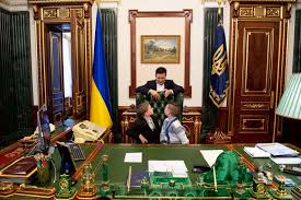 Об этом рассказал отец шоумена александр зеленский. Vladimir Zelenskij V Den Svyatogo Nikolaya Vstretilsya S Dvumya Malchikami Sirotami Roditeli Kotoryh Pogibli Na Donbasse Oficialnoe Internet Predstavitelstvo Prezidenta Ukrainy