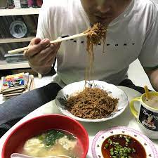 Janji hitam ayam jadi cantik, rasa pun sedap. Patutlah Viral 40k Mi Wantan Kicap Style Adam Corrie Memang Sedap Simple
