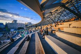 Zaryadye park is a landscape urban park located adjacent to red square in moscow, russia, on the site of the former rossiya hotel. Den Goroda V Parke Zaryade Sobytiya Na Sajte Moskovskie Sezony