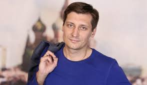 Политик дмитрий гудков задержан как подозреваемый по уголовному делу о причинении поговорили о произошедшем с женой дмитрия гудкова валерией гудковой. Dmitrij Gudkov M News World