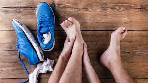 Unmittelbar nach dem umknicken sollte die betroffene person den fuß auf eine gerötete schwellung kontrollieren. Banderdehnung Banderzerrung Symptome Behandlung Dauer Der Verletzung Onmeda De