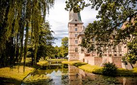 Das schloss raesfeld, oder genauer, das wasserschloss raesfeld liegt am niederrhein in dem wunderschönen örtchen raesfeld und hier kann man heiraten und hochzeit feiern. Hochzeit Mit Hunden Auf Schloss Raesfeld Hochzeitsfotografie
