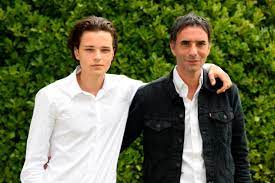 Samuel benchetrit a vécu une belle histoire d'amour avec marie trintignant. Jules Benchetrit Le Fils De Samuel Benchetrit Et Marie Trintignant Eleve Seul Par Son Pere Il S En Est Tres Bien Sorti Gala