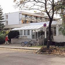 Gemeinsam mit zwei münchner designerinnen gestalten die bewohner regale, hirschgeweihe, nierentische und andere dachbodenfunde mit wolle neu. Ottobrunn Rentnerin 72 Stirbt Bei Schwelbrand Region
