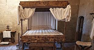 People are starting to sleep in medieval box beds again. Askus What Was Sex Like When Most People Lived In 1 Room 1 Bedroom Homes Kickassfacts Com