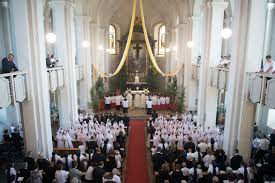 Sacramentsdag (in het latijn sanctissimi corporis et sanguinis christi solemnitas), ook wel het hoogfeest van het allerheiligst sacrament genoemd, is een hoogfeest binnen de rooms katholieke kerk.het feest valt oorspronkelijk op de tweede donderdag na pinksteren, maar wordt vandaag in de belgische, italiaanse en nederlandse kerken meestal gevierd op de zondag erna. Fronleichnam What You Should Know About Germany S Public Holiday The Local