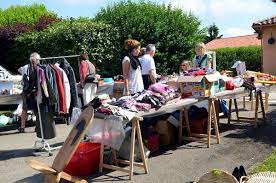 Manifestation commerciale, généralement organisée par une municipalité, au cours de laquelle des particuliers vendent de vieux objets. Un Vide Grenier Pour Vendre Des Vetements Vendre Ses Vetements A Vendre Vide Grenier