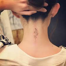 Dezente Tattoo Ideen Frauen Nacken Zart Blume Feminin Diskrete Tattoo Tattoo Hals Dezentes Tattoo