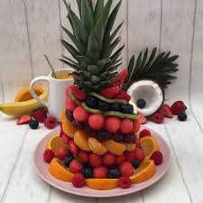 Recette 3 Idees De Salade De Fruits En Folie Sur Chefclub Original Recette En 2020 Recette Avec Des Fraises Recettes De Cuisine Presentation Fruits