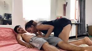 spor salonundan evde geldiğimde üvey kardeşim mastürbasyon yapıyordu Porno  7DAK farkıyla izle