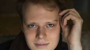 Vikings”-skådisen från Borås kommer ut som trans och gör debut på Dramaten 