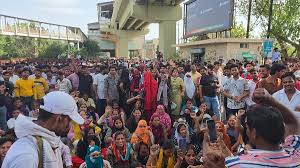 ನೋಯ್ಡಾ ಕಾರ್ಮಿಕರು ಒಂದು ಮೂಲಭೂತ ಬೇಡಿಕೆಯ ಮೇಲೆ ದಿನಗಳ ಕಾಲ ಪ್ರತಿಭಟನೆ ನಡೆಸಿದರು. ನಂತರ ಹಿಂಸೆ ಬಂದಿತು