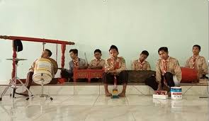 Kontemporer adalah sesuatu hal yang modern yang berkaitan dengan keadaan atau. Analisis Kreasi Musik Kontemporer Teknobudayaku