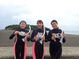 千葉県館山市の沖ノ島ビーチでシュノーケリング体験 体験ダイビングなら沖ノ島ダイビングサービスマリンスノー ウェットスーツ スキューバ スーツ