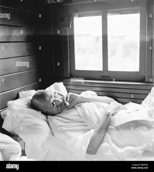 Mahatma gandhi sleeping Black and White Stock Photos & Images - Alamy