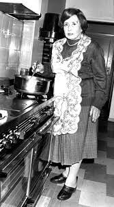 See all formats and editions hide other formats and editions. Dona Petrona La Mujer Que Aprendio A Cocinar Para Salir De La Pobreza Y Se Convirtio En Un Mito