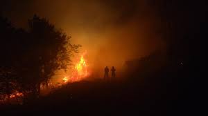 A titolo precauzionale il sindaco di vicopisano ha disposto lo sgombero di alcuni immobili. Vicopisano La Lunga Notte Contro La Ripresa Dell Incendio Corriere Tv