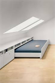 Clever Verwenden Sie Den Katzengang In Einem Raum Mit Einem Schragen Dach Um D Bohmisches Schlafzimmer Dekor Attic Rooms Attic Renovation Small Loft