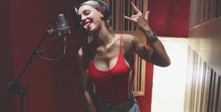 Anna tatangelo rivela finalmente il suo punto di vista. Anna Tatangelo Look Alla Lara Croft Fa Impazzire Il Web