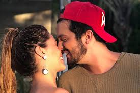Ela amadureceu, criou seu nome e quer coisas diferentes, ser mais independente, ressaltou.a última vez que santana e magalhães foram vistos juntos em público, foi nos bastidores da live que o sertanejo fez, no final de setembro, em parceria com luísa sonza e giulia be. Apaixonado Luan Santana Surge Na Web Em Clima De Romance Com A Namorada Jade Magalhaes