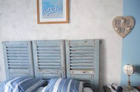 Tête de lit en volets persiens le vieux bois réhausse la décoration raffinée mentions légales portes antiques les beaumettes vaucluse france tel : Comment Reutiliser Ses Vieux Volets La Maison Saint Gobain