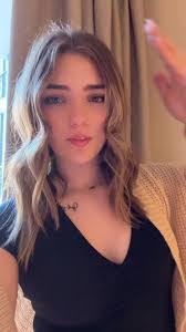 Ella Ott's Instagram, Twitter & Facebook