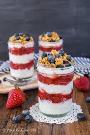 healthy strawberry yogurt parfaits