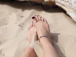 Gatal pada kaki dapat disebabkan oleh kulit kering, eksem, infeksi, atau meskipun jarang terjadi, gejala penyakit tertentu. 5 Alasan Kenapa Kulit Telapak Kaki Kerap Mengelupas Beauty Fimela Com