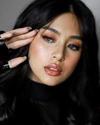 flexin' that orange liner 🍊 • @freshlookph